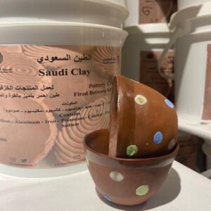 كوب قهوة مصنوع من الطين الأحمر السعودي
