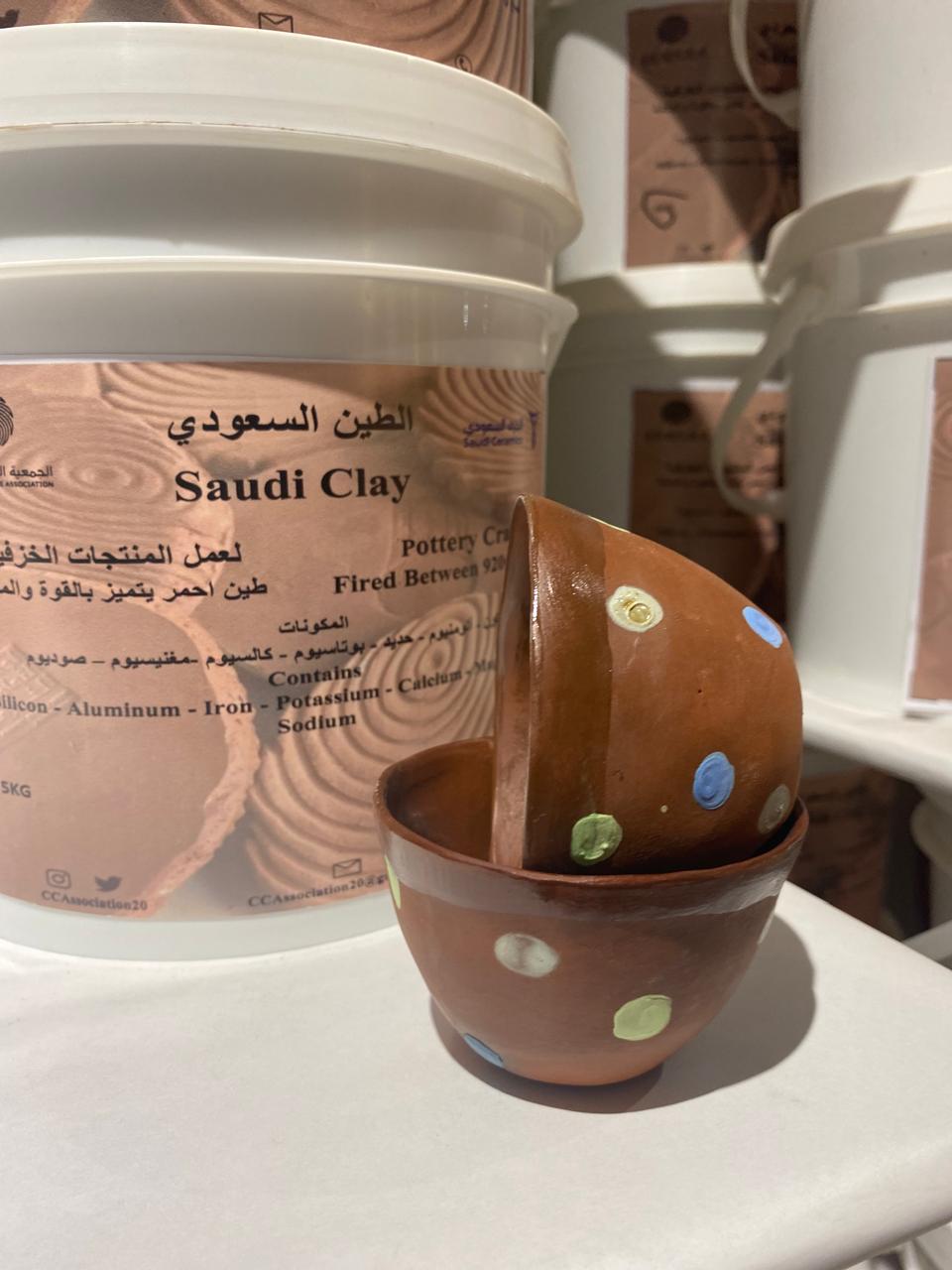 كوب قهوة مصنوع من الطين الأحمر السعودي 